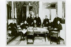 岡崎久次郎邸にて記念写真 高橋是清他9名 image
