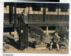 写真 高橋是清 日曜日の朝庭先にて / Photograph: Takahashi Korekiyo in His Garden on a Sunday Morning image
