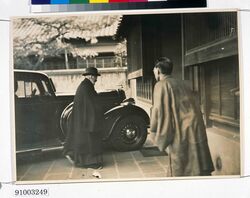 写真 高橋是清 私邸玄関にて / Photograph: Takahashi Korekiyo at the Entrance Hall of His Private Residence image