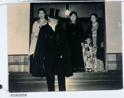 写真 高橋是清 自邸玄関にて / Photograph: Takahashi Korekiyo at the Entrance Hall of His Residence image