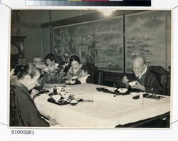写真 高橋是清 家族との会食 / Photograph: Takahashi Korekiyo Having a Meal with His Family image