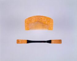 櫛・笄(鼈甲草木花御所車彫刻文) / Comb and Kōgai (Tortoiseshell with Carvings of Plants, Flowers, and Court Carriages) image