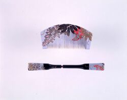 笄・櫛(漆塗藤花模様付) / Comb and Kōgai (With Lacquered Wisteria Design) image