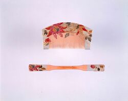 櫛・笄(漆塗芍薬模様) / Comb and Kōgai (With Lacquered Peony Design) image