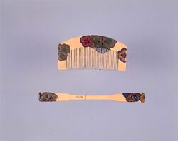 櫛・笄(漆塗芙蓉模様) / Comb and Kōgai (With Lacquered Confederate Rose Design) image