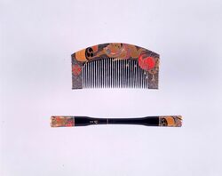 笄・櫛(漆塗赤子と遊戯具模様) / Kōgai and Comb (Lacquered Baby and Toy Design) image