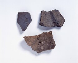 文字瓦(高麗郡)(武蔵国分寺出土) / Moji Gawara (Excavated from Musashi Kokubunji) image