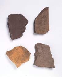 文字瓦(小栖里)(武蔵国分寺出土) / Moji Gawara (Excavated from Musashi Kokubunji) image