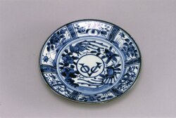 染付芙蓉手VOC字文皿 / Underglaze Blue Fuyo-de Dish with VOC Monogram image
