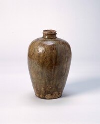 灰釉印花菊文瓶子 / Ash Glazed Heishi (Narrow-Necked Bottle) Bearing Stamped Chrysanthemum Design image