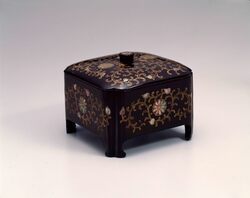  菊唐草蒔絵螺鈿食籠 / Lidded Food Container with Chrysanthemum Arabesque in Makie and Inlaid Mother of Pear, from the Okano Samurai Family of the Kurume Domain image