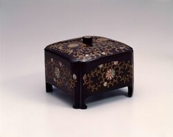  菊唐草蒔絵螺鈿食籠 / Lidded Food Container with Chrysanthemum Arabesque in Makie and Inlaid Mother of Pear, from the Okano Samurai Family of the Kurume Domain image