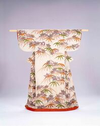 白綸子地橘笹模様染縫小袖 / White Figured Satin Kosode Kimono with Tachibana Orange Design image