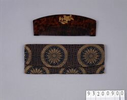 金襴菊文櫛袋 桔梗蒔絵櫛 / Gold Brocade Comb Case with Chrysanthemum Design, Comb with Chinese Bellflower Design in Maki-e image