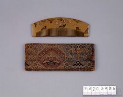 蜀江文くずし織櫛袋 べっこう花文蒔絵櫛 / Comb Case Made with Kuzushiori Woven Cloth with Shokkoōmon Design, Tortoise Shell Comb with Floral Design in Maki-e image