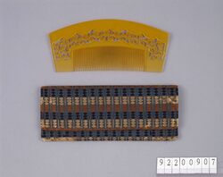 そろばん文織櫛袋 唐草透彫櫛 / Cloth Comb Case with Abacus Design, Comb with Ornamental Carving with Arabesque Design image