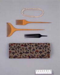 雛形文染結髪具入 毛筋立3点 こより / Hair Styling Tool Box with Hinagata Design, Three Kesujitate (Narrow Comb with a Long Pointed Handle), Paper Strings image