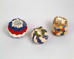 二色亀甲つなぎ文縮緬袋物 / Bag Made with Silk Crepe with Two-Color Connected Tortoise Shell Design image