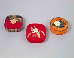 菊篭押絵丸形箱細工 / Oval Box with Oshie (Dried Flower) Decoration of a Flower Basket image