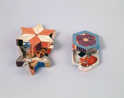 六角花押絵箱細工 / Hexagonal Box with Oshie (Dried Flower) Decoration of Flowers image