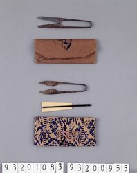 花文変わり織爪切入 切りばさみ 扇型やすり / Nail Clipper Case with Floral Design on Kawariori Fabric, Scissors, Fan-shaped File image