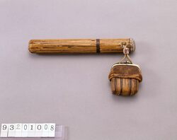 竹製ガマ口型腰差したばこ入れ / Bamboo Tobacco Pouch with a Metal Snap, with Pipe Case image