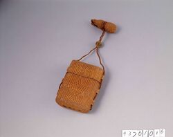 紙縒細工菱文一つ提げたばこ入れ / Twisted Paper Work Tobacco Pouch with Diamond Pattern, with Netsuke image