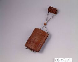 紙縒細工漆塗渡部名入一つ提げたばこ入れ / Twisted Paper Work Tobacco Pouch Covered with Lacquer with owner's name (Watanabe) and Netsuke image