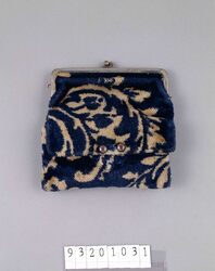 花文ビロード製ガマ口 / Velvet Purse With Floral Design image