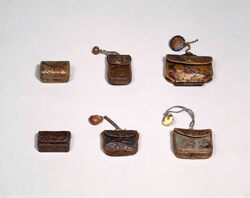 金唐革円文火打袋 / Gold Karakusa, Round-designed Leather Flint Case image
