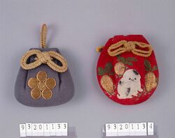 赤羅紗小犬文守袋 / Red Woolen Amulet Case with Design of Small Dogs image