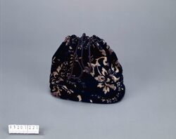 花文ビロード巾着 / Velvet Drawstring Pouch with Floral Design image