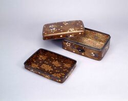 花筏蒔絵手箱 / Lacquer Tebako Accessories Box with Flowers on Rafts Design in Makie image