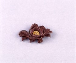 牡丹彫目貫 / Menuki Sword Fitting Carved in Shape of Peony image