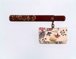 古渡白地唐花文様更紗腰差したばこ入れ / Tobacco Caddy of Antique Imported Sarasa Chintz with Arabesques on White Ground image