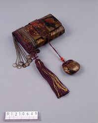 金唐革筥迫 / Gilded Leather Purse image