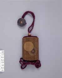 菊花蒔絵印籠 / Inro (Small Nested Caddy) with Chrysanthemum Design in Makie image