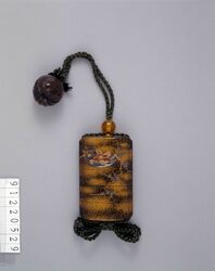 生花卓蒔絵印籠 / Inro (Small Nested Caddy) with Floral Design in Makie image