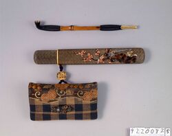 変り金襴菊花文腰差したばこ入れ並びに煙管 / Gold Brocade Tobacco Pouch with Chrysanthemum Pattern with a twist, with Pipe Case and Nanakouchi Metal Carving Pipe, with Pipe Case image