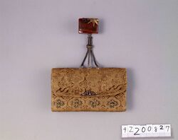 金襴#文一つ提げたばこ入れ / Gold Brocade Kamon Tobacco Pouch, with Netsuke image