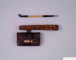 金唐革戦車狩猟図腰差したばこ入れ並びに煙管 / Gilded Leather Tobacco Pouch with Tanks and Hunting Pattern and Pipe, with Pipe Case image