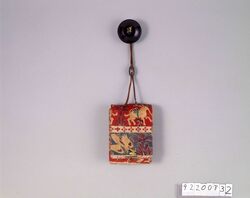 毛織更紗文一つ提げたばこ入れ / Wool Sarasa Tobacco Pouch, with Netsuke image