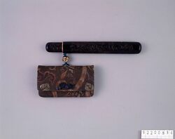 甲州印伝唐草染革腰差したばこ入れ / Koshu Inden Dyed Leather Tobacco Pouch with Arabesque Pattern, with Pipe Case image