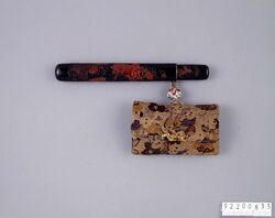 相良刺繍唐子文腰差したばこ入れ / Sagara Embroidery Tobacco Pouch with Chinese Children Pattern, with Pipe Case image