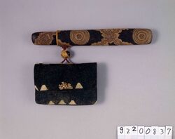 爪菖蒲革腰差したばこ入れ / Leather Tobacco Pouch with Small Iris Flower Pattern, with Pipe Case image