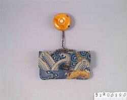 立波文織一つ提げたばこ入れ / Tatsunamimon-ori Textile Tobacco Pouch, with Netsuke image