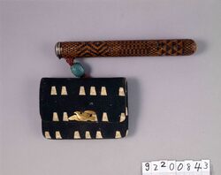爪菖蒲革腰差したばこ入れ / Leather Tobacco Pouch with Small Iris Flower Pattern, with Pipe Case image