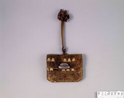 爪菖蒲革正月尽し一つ提げたばこ入れ / Leather Tobacco Pouch with Small Iris Flower Pattern Pattern (a variation of Iris leather), with Netsuke: Shogatsu-zukushi image