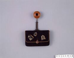 縫つぶし将棋駒文一つ提げたばこ入れ / Nuitsubushi Tobacco Pouch with Shogi Piece Pattern, with Netsuke image