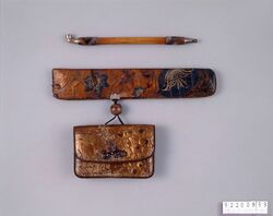 葡萄手金唐革腰差したばこ入れ / Gilded Leather Tobacco Pouch with Embossed Grape Motifs, with Pipe Case image